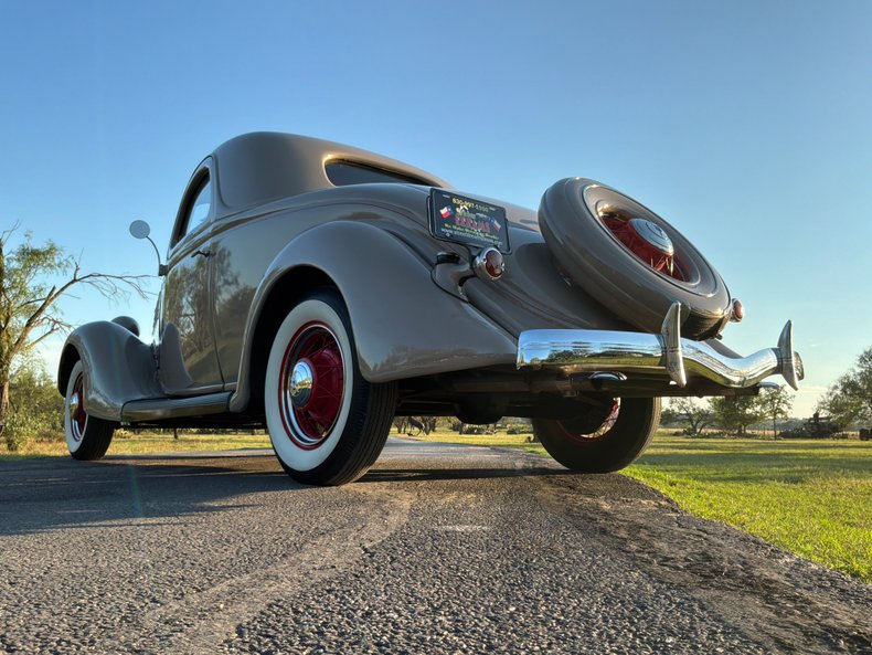 1935 Ford Model 48 89