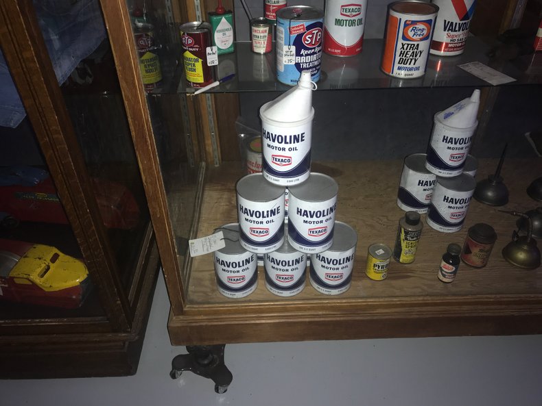 10 full display of Texaco Havoline 1 quart oil cans