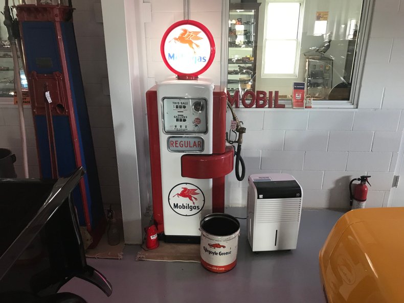 Rare MOBILE PUMP with movable center
