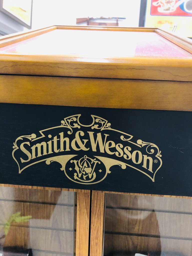 SMITH AND WESSON KNIFE DISPLAY CABINET