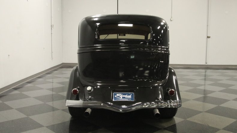 1933 Ford Fordor 8