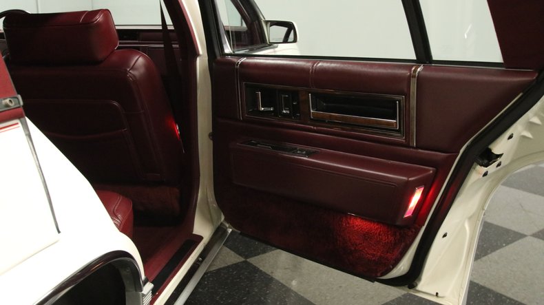 1990 Cadillac Sedan DeVille 42