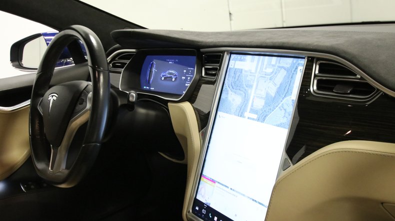 2015 Tesla Model S 46