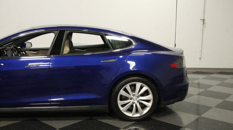 2015 Tesla Model S 21