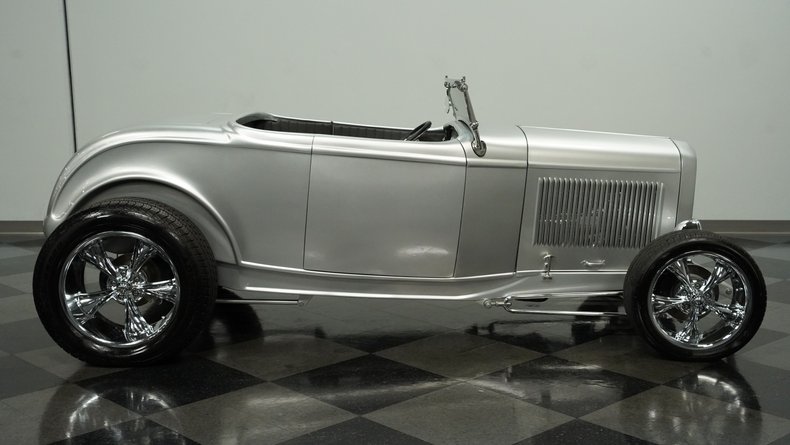 1932 Ford Roadster 11