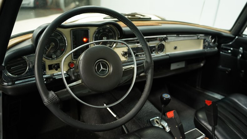 1970 Mercedes-Benz 280SL 32