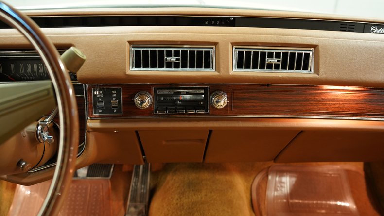 1976 Cadillac Coupe DeVille 38