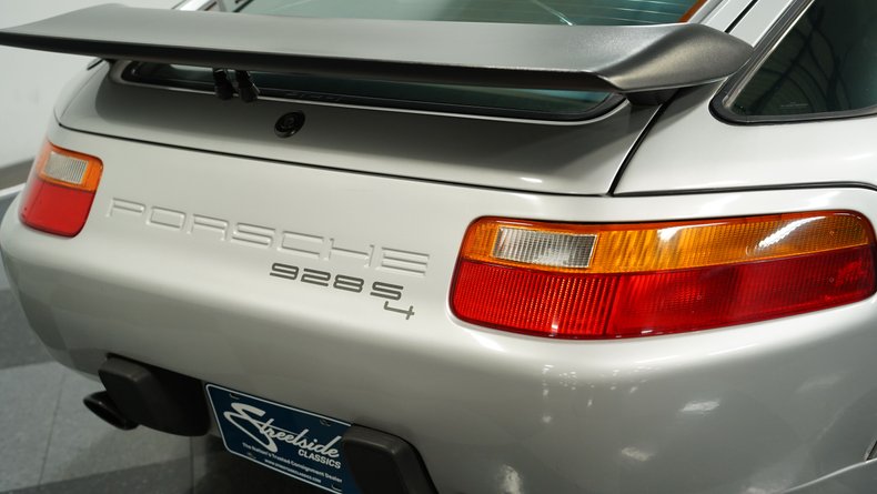 1987 Porsche 928 23
