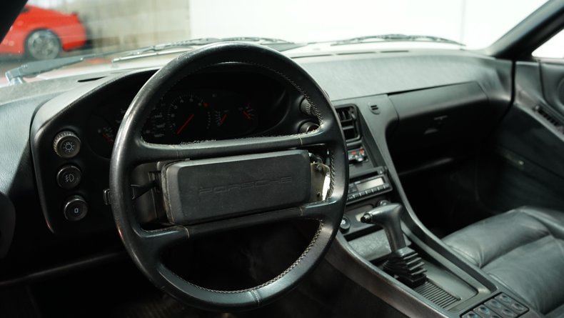 1987 Porsche 928 32