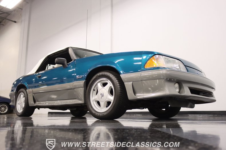 1993 Ford Mustang GT Convertible 30