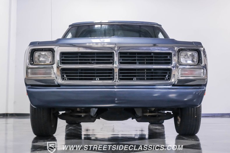 1989 Dodge D150 Hemi Restomod 32