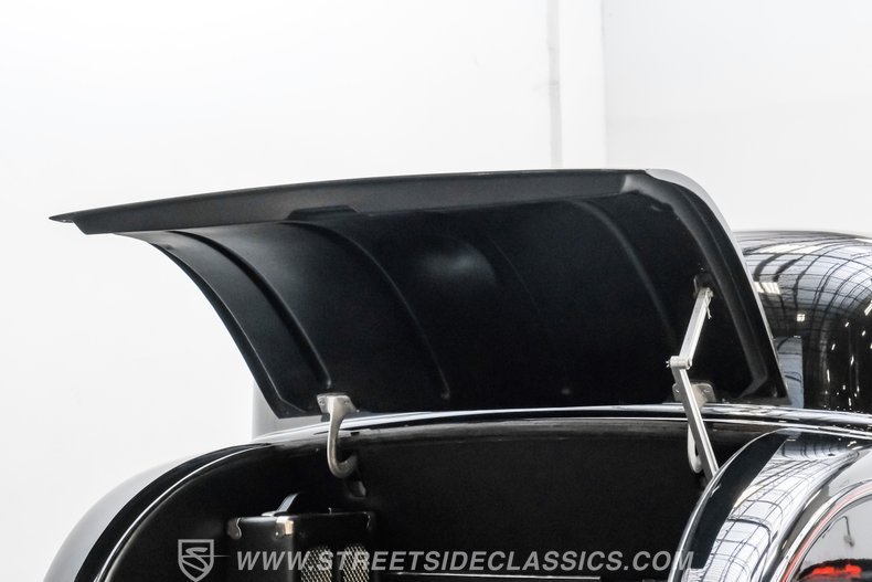 1932 Ford 3-Window 77