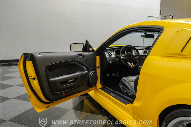 2005 Ford Mustang 41