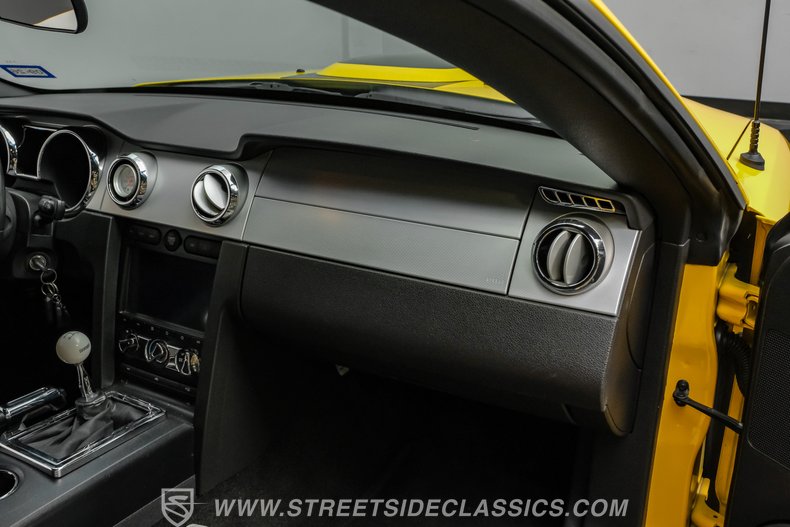 2005 Ford Mustang 74