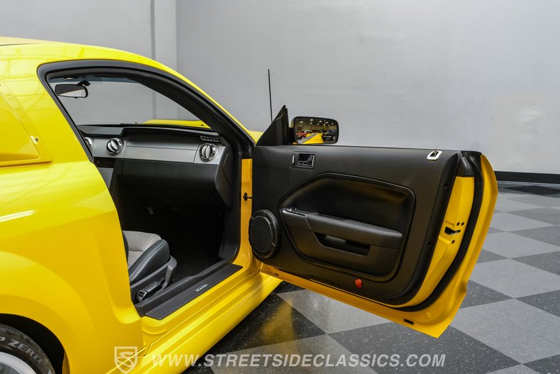 2005 Ford Mustang 76