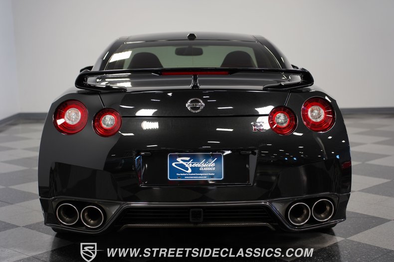 2015 Nissan GT-R  11