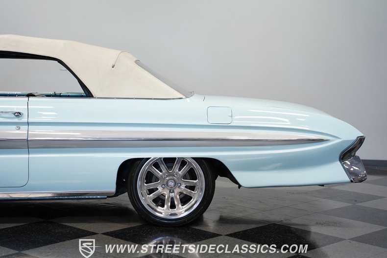 1961 Oldsmobile Starfire Convertible 24