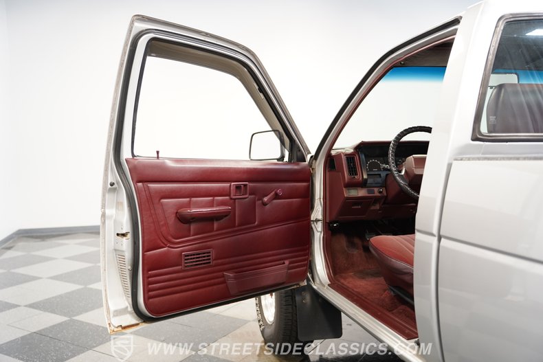 1990 Nissan Hardbody 37