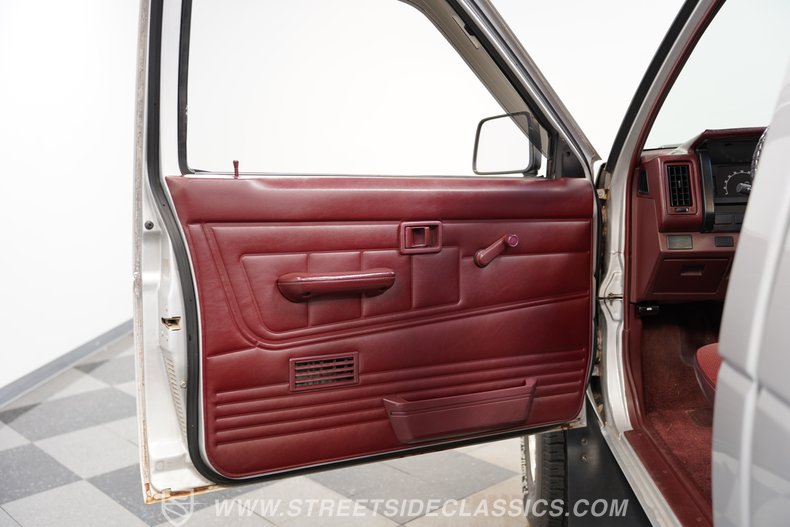 1990 Nissan Hardbody 38