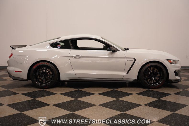 2016 Ford Mustang 17