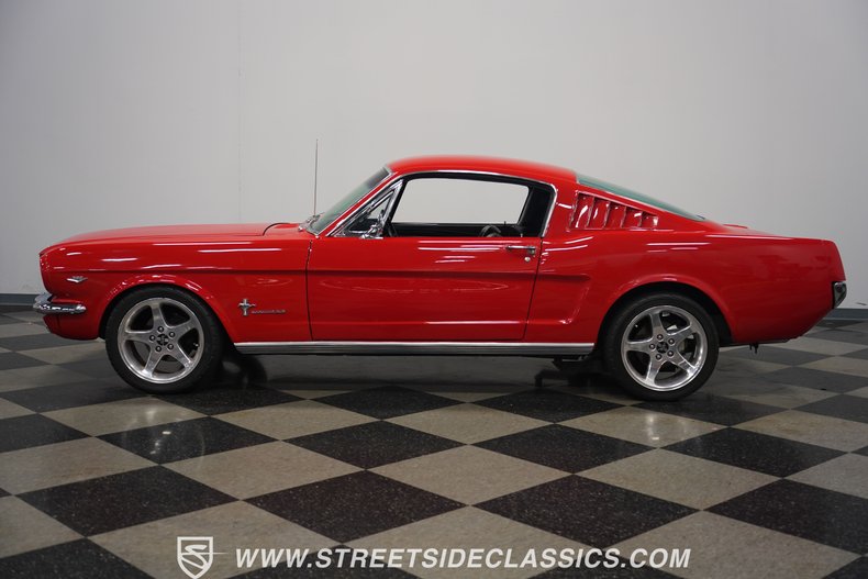 1965 Ford Mustang Fastback Restomod 2