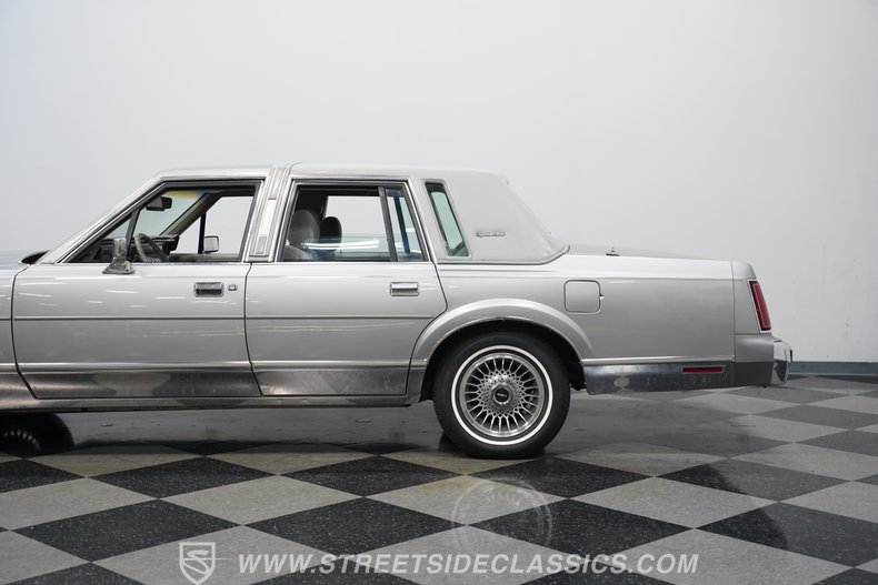 1988 Lincoln Town Car 23