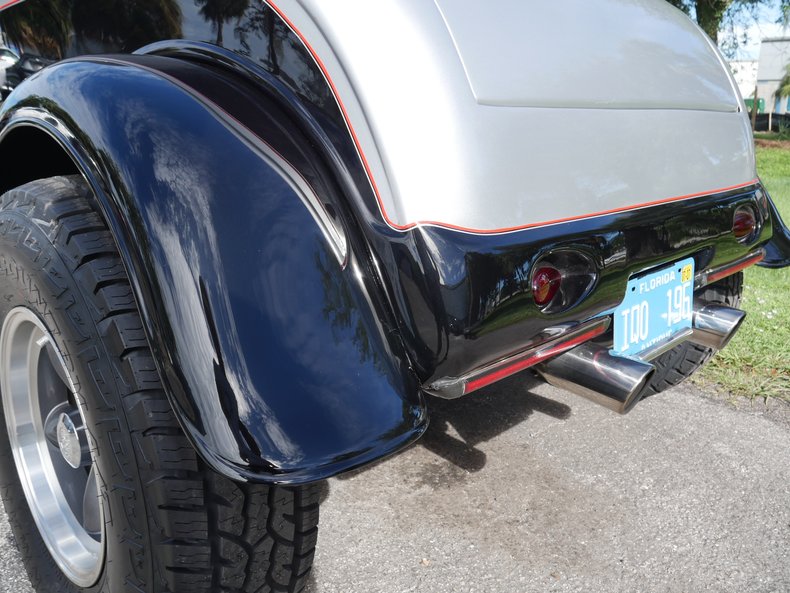 1932 Ford Roadster 37