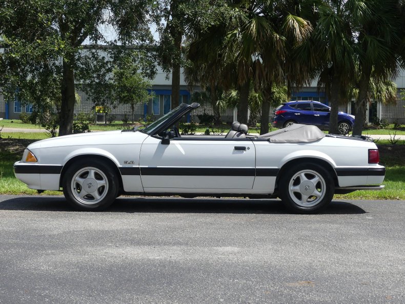 1990 Ford Mustang 19