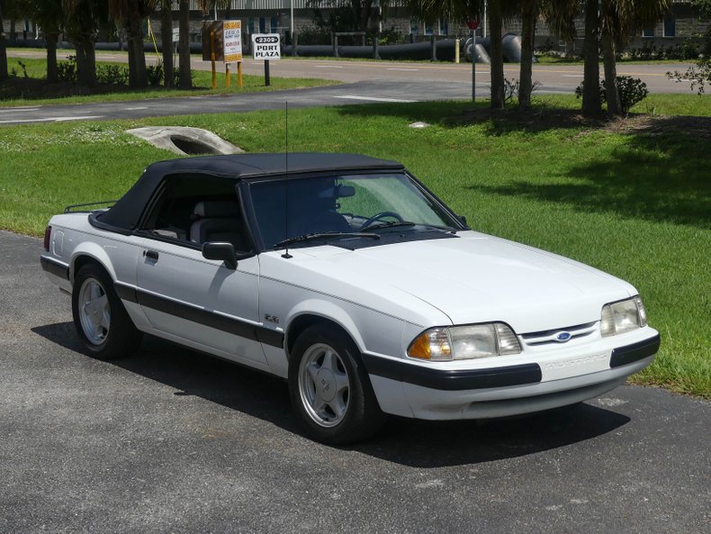 1990 Ford Mustang 32