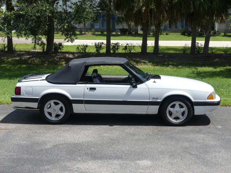 1990 Ford Mustang 35