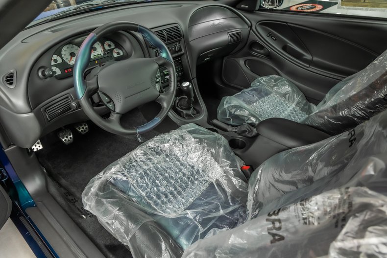 2004 Ford Mustang 2