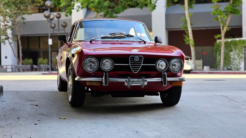 3865 | 1971 Alfa Romeo 1750 GTV | Vintage Car Collector