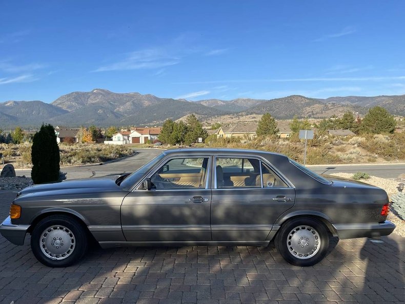 4219 | 1990 Mercedes-Benz 300SE | Vintage Car Collector