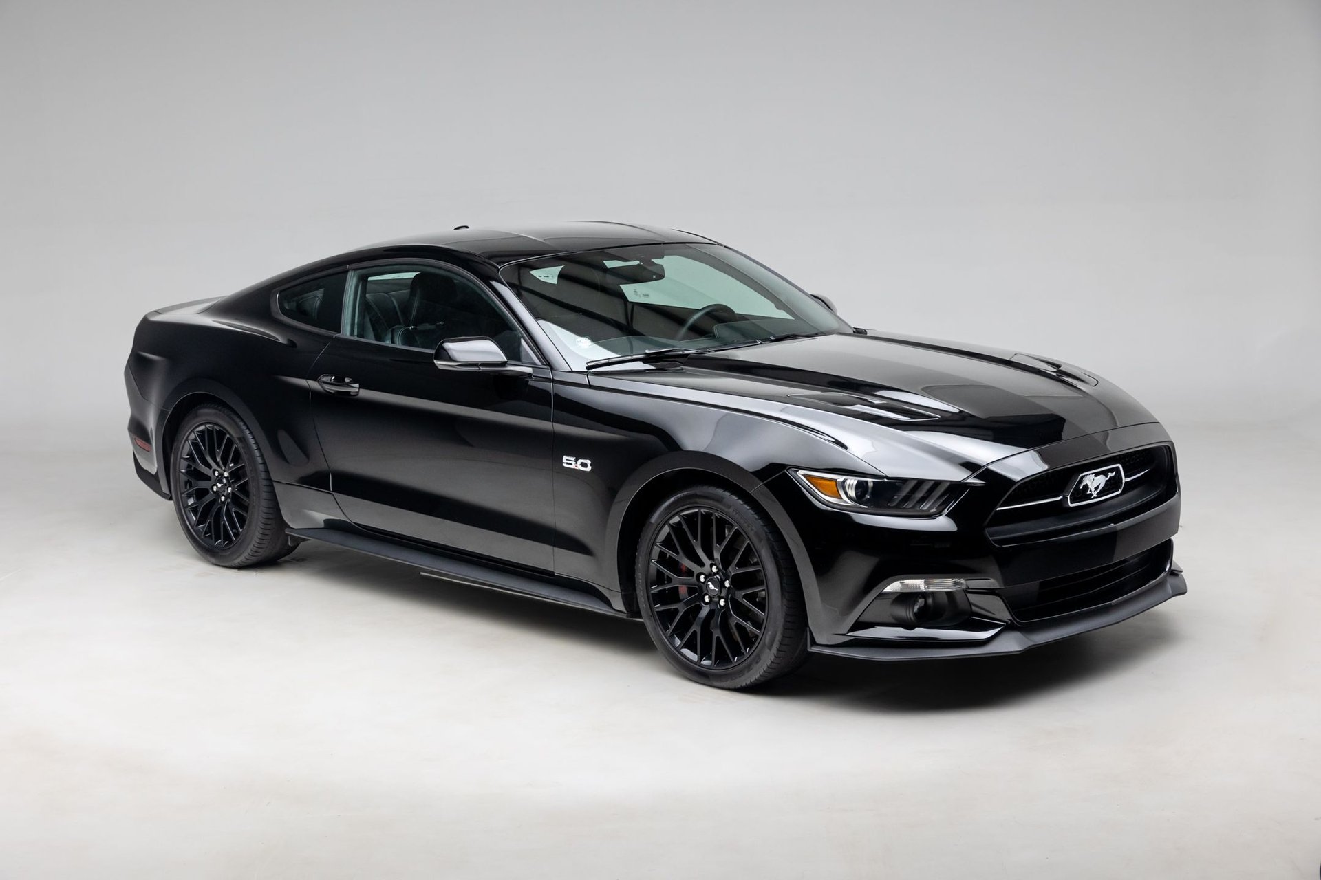 thumbnail image 2 of Maisto 1/18 2015 Ford Mustang GT 5.0 Diecast – Gray Metallic & Black – 32615 2 of 6