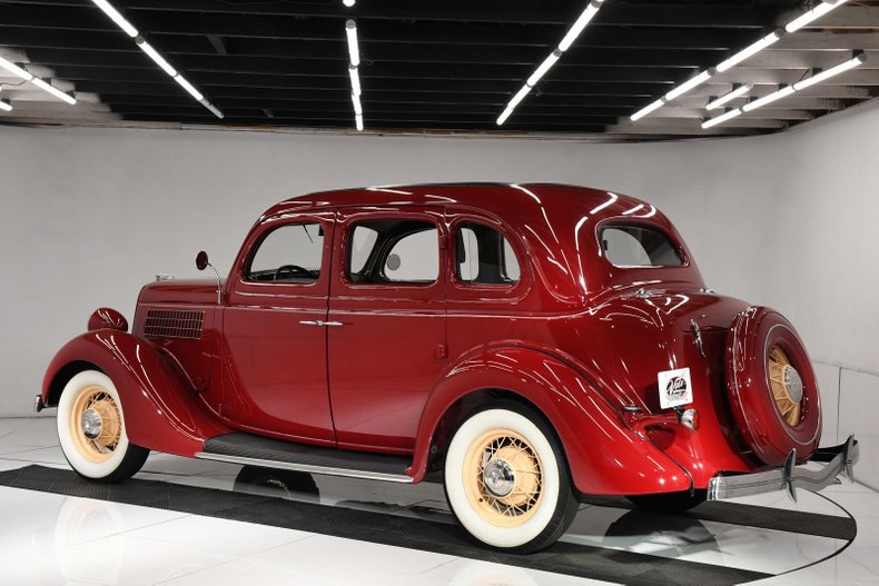 1935 Ford Deluxe