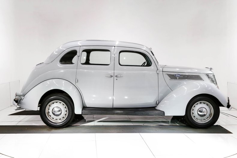 1937 Ford Sedan