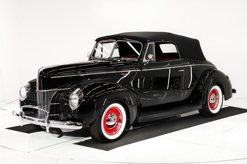 1940 Ford Deluxe | Volo Museum