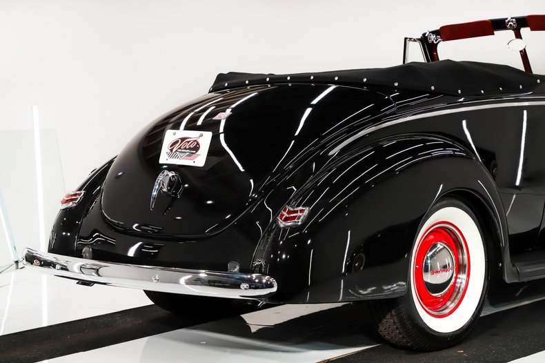 1940 Ford Deluxe | Volo Museum
